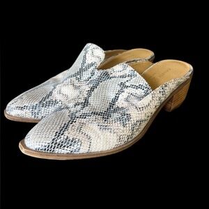 Chinese laundry snake bossed ladies slides 8 1/2 preowned good condition